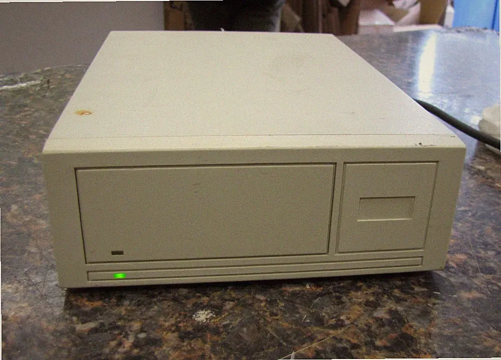Unbranded ST318404LW-EXT-MS External SCSI Hard Drive Enclosure- HG13
